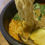 スパイスキッチン 倍音 - 梅光軒(南)ｻﾝの特注太麺♡
      モチモチと弾力があって
      このスープに負けてません♬