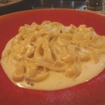 自然派レストラン TERRA - ５種のチーズの濃厚パスタ、ワインと良く合い、めちゃくちゃ！旨い（2012/11月）