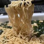 ローソン - 「ペヤング 超超超超超超大盛ペタマックス 醤油ラーメン」麺リフト。程良い固さの良い感じの縮れ麺は、スープの吸い上げも良く、するするっと口腔内を満たし、つるんと嚥下していく。