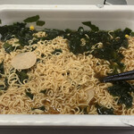 ローソン - 「ペヤング 超超超超超超大盛ペタマックス 醤油ラーメン」兎に角、麺が減って行く感覚のなかなかならず、半分量達成かと思われたのが、喫食開始から 3分後、それでもまだまだかなりあるなあと言う印象であった。