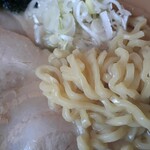 中華そば 七郎 - 中太縮れ麺！市内、梅○屋さんの車が止まってたなぁ～