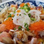 まぐろ市場 - 特盛海鮮ちらし丼。