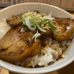 ラーメンとホルモンの店 とん八 - チャーシュー丼