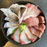 丼兵衛 - ・五色丼 1,320円/税込
            (本まぐろ、カンパチ、太刀魚、こしょう鯛、イサキ)