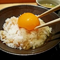 とり茶太郎 - やっぱり感動の美味しさ。黄身が流れそうで慌てて抑えるの図。