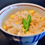 Ginza Sanada Shikkusu - 帆立とトウモロコシの炊き込みご飯：セットメニューより。お昼はおかわり一杯無料です。