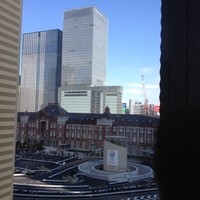 イゾラ スメラルダ - 窓側の席は東京駅を一望