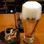 酒菜や凛 - 「瓶ビール（中）」（480円）と「お通し」（220円）は「イカの中華和え」