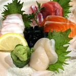 酒菜や凛 - 「お刺身盛合わせ」（一人前５種、1,110円）