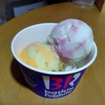 サーティワンアイスクリーム  - 料理写真:マスカットバスケットとキャンディボックスのダブル(438円)