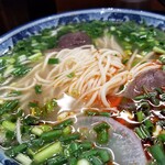 蘭州拉麺店 火焔山 - 麺の表情。