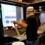 蘭州拉麺店 火焔山 - 麺ができる。