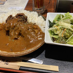 伊藤課長 - 牛すじカレー  800円(税込)
            サラダ ソフトドリンク付き