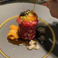 黒毛和牛焼肉 虎斑 北新地店 - ウニ、黒トリュフ、トッピングはキャビアと金箔