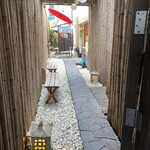 麺処 竹川 - 石張りのアプローチ