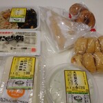 Toufudokoro Mikawaya - 他に購入したのは、
                      ・お惣菜(うの花・ひじき)
                      ・本にがり絹
                      ・おから豆腐
                      ・枝豆とうふ
                      ・万願寺とうふ
                      ・うの花ドーナツ。ドーナツでもヘルシーだし穴が開いてるから、カロリーゼロ！ヽ(*´∀｀*)ﾉ♪