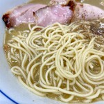 中華そば 西川 - 低加水麺は最後まで硬さがキープされていてウマい。