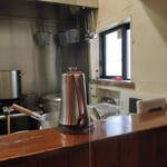 らーめん　かねかつ - こちらの小窓から店主が顔を出されます