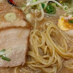 まけんきラーメン - 麺とチャーシュー