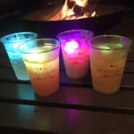 GLAMP DOG伊勢賢島 - ドリンク写真:夜はバーのドリンクがフリー。
アルコールやソフトドリンクもありますよ。
七色に光るライト入りで写真映えバッチリ☆