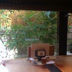 千寿 竹やぶ - テーブル席から坪庭を見る