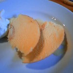 たねや 守山玻璃絵館 - ふわふわのバームクーヘンwith生クリームです！