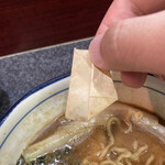 烈志笑魚油 麺香房 三く - 紙に包まれた「くすり」
