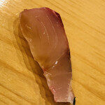 鮨 しゅん輔 - シマアジです。軽く煮切りを塗っているので、これは山葵をたっぷりとのっけてアンムッ。健全な脂に舌鼓