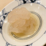 鮨 しゅん輔 - 白エビの真昆布〆です。仕上げに煎り酒。こいつはもうね、タマラン！