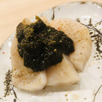 鮨 しゅん輔 - 平貝を軽く炙り、柚子胡椒を混ぜた海苔の佃煮でいただきます。七味のピリッと感と合う