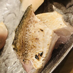 鮨 しゅん輔 - カマスの炙り。焼けた皮の香りがたまりません。こいつは好き！