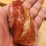 鮨 しゅん輔 - こちらもカナダの大トロ、蛇腹部位です、腹カミではなく腹ナカとのこと。どんだけおデブなマグロさんなんやねん