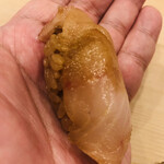鮨 しゅん輔 - ノドグロです。脂が多いのでシャリは酸が強めの赤酢を効かせます。藁で炙ったその香りに悶絶