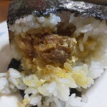 ローソン - 大きなおにぎり鶏唐～ピリ辛マヨネーズ、中央部に具材あり