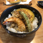 手打ち蕎麦 いしはら - 天丼アップ。海老やカボチャのシンプルな天丼。薄めの衣に海老の肉厚が浮かび上がる。