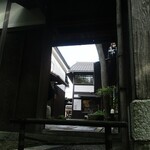 千成亭 八幡堀店 - 堀とお店をつなぐ石畳の小路