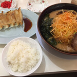 くるまやラーメン - 特製餃子も注文し、ライスも付けました。