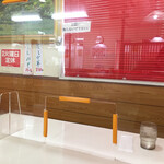 くるまやラーメン - テーブル席にもアクリル板を設置