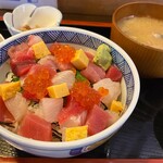 和食 魚佐次 - 個数限定
            海鮮ばらちらし丼
            (小付け・味噌汁付き)