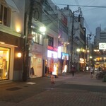 奇跡の手羽先 サラリーマン横丁 - 奇跡の手羽先 広島本通店 はこの先左側にあります(2021.8/中旬)