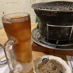 大衆ホルモン酒場 鶴松 - セットのウーロン茶