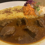 ミセス・ダダ - ラムカレー近景。相変わらず盛りが美しい。