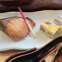 メインダイニングルーム 三笠 - 焼き魚とだし巻き卵　日替わりになる