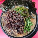 家系ラーメン王道 いしい - 豚骨醤油ラーメン並盛＋のり・きくらげ・茎わかめ増し