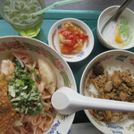 タイ国料理 ゲウチャイ - 汁なしイエンターフォーを太麺で