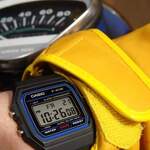 そば処元気屋 - アニメ：スーパーカブで小熊ちゃんがつけている黄色のグローブと時計