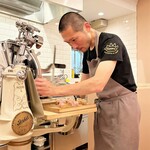 ペレグリーノ - Berkel社の手動式スライサー（model L)でスライスする高橋氏