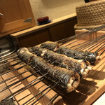 寿し道 桜田 - まん丸になった鰻　ゴボウを巻いて焼くことで鰻の脂をゴボウが吸い取り旨味がぎゅっと