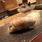 寿し道 桜田 - 大きい牡蠣のばじっこを切ってコンパクトにしてずっしりとした重みが海のミルクいっぱいってことだったんですね