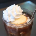 Amoru - コーヒーフロートは生クリーム付き。